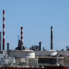 Buques petroleros descargan en la refinería de Lavera, en Martigues, al sur de Francia, el 11 de mayo de 2026.