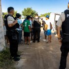 La policía en el lugar del suceso investiga el caso del crimen del joven estudiante