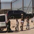 Migrantes detenidos son llevados por miembros de la Patrulla Fronteriza estadounidense a un vehículo, junto al muro fronterizo en El Paso, Texas (EE.UU).