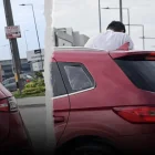 hombre habría orinado desde un vehículo en movimiento