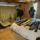 Policía decomisó un arsenal en una hacienda de Machachi durante un operativo contra el crimen organizado.