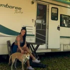 Ivette Martínez junto a su casa rodante en su travesía hacia Alaska