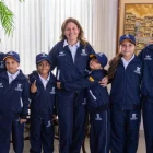 Martha Fierro junto a las jóvenes talentos que representan a Ecuador en El Salvador.