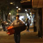 Locales. Comercios formales e informales adelantan cierres por restricciones nocturnas en Quito.