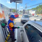 Conductores acudieron masivamente a las estaciones de servicio antes de la entrada en vigencia del nuevo ajuste de precios de los combustibles en Ecuador.