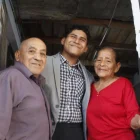 Joaquín Baños y sus abuelos que lo criaron desde los tres años. Para él, son su motor de vida.