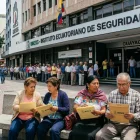 Jubilados en Guayaquil analizan sus documentos de retiro ante la necesidad de una planificación estratégica que garantice una pensión digna.