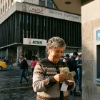 Referencial.Afiliada al IESS realiza el retiro de su pensión jubilar tras completar su trámite de retiro en 2026.