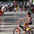 Fotografía del 2 de mayo de 2026 que muestra a personas por el paseo del Prado, en La Habana (Cuba).