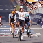 El festejo de Jhonatan Narváez tras ganar a cuarta etapa del Giro de Italia.