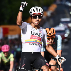 Jhonatan Narváez al cruzar la meta como ganador de la etapa 4 del Giro de Italia 2026.