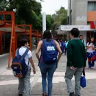 Una madre de familia recoge a sus hijos de una escuela primaria este lunes, en Ciudad de México (México).