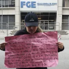La madre protesta frente a la Fiscalía en Guayaquil, reclamando justicia y la extradición del acusado de violación infantil en el caso Cristina.