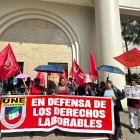 Docentes despedidos protestaron frente a la Zona 8 de Educación para exigir respuestas y reintegro laboral.