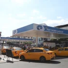 Conductores realizaron largas filas en gasolineras de Guayaquil tras el aumento de combustibles.