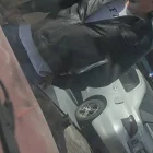 Dos personas bloquearon a un auto para introducir a su vehículo en la fila de una gasolinera en Quito, después de insultar al conductor.