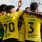 Jugadores de Barcelona festejan uno de los goles contra Insutec.