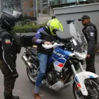 Imagen referencial. La Policía realiza controles a personas y motocicletas en distintos puntos de Quito.