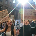 Personas participan en la "Marcha Federal Universitaria" en reclamo de mayores fondos para las casas de altos estudios, en Buenos Aires (Argentina).