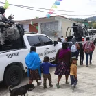 Pobladores salen de los lugares donde se encontraban resguardados en los alrededores donde ocurrió un enfrentamiento en Chilapa, estado Guerrero (México).
