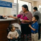 Referencial. Ciudadanos realizan el cobro del Bono de Desarrollo Humano en un punto autorizado del MIES.