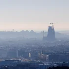 Imagen de archivo de contaminación sobre la ciudad de Barcelona.