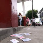 Cartas de naipes y manchas de sangre quedaron sobre la vereda tras el doble crimen ocurrido en el centro de Guayaquil.