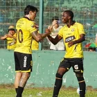 El delantero uruguayo Sergio Núñez (i) convirtió su primer gol oficial con Barcelona.