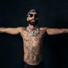 Durante su gira mundial, el artista rechazó que el país deba pedir disculpas por su pasado colonial y reivindicó el idioma español.