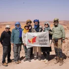 Imagen de los miembros de la expedición en un cerro de Ounianga, al norte de Chad.