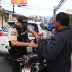 Control. Policías realizaron controles a motociclistas y conductores durante un operativo preventivo ejecutado en distintos sectores de Cumbayá.