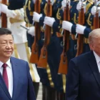 El presidente chino Xi Jinping unto al presidente estadounidense Donald Trump durante una ceremonia de bienvenida en el Gran Salón del Pueblo en Pekín, China, este jueves.