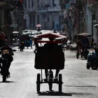 Vista general, captada a contraluz este 13 de mayo, de una calle en el centro de La Habana (Cuba).