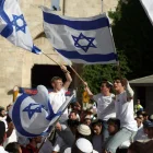 Israelíes de derecha se reúnen para la "Marcha de la Bandera" anual cerca de la Puerta de Damasco en la Ciudad Vieja de Jerusalén, el 14 de mayo de 2026.