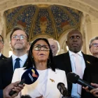 Delcy Rodríguez (C), presidenta interina de Venezuela, habla con periodistas tras una sesión en La Haya, Países Bajos, el 11 de mayo de 2026.