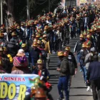 Mineros participan en una protesta donde exigen la atención de sus demandas al presidente de Bolivia, Rodrigo Paz, este jueves en La Paz (Bolivia).