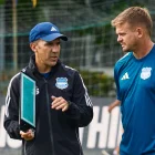 Cristian Nasuti (d) asume como director técnico interino tras la salida de Vicente Sánchez (i) en Emelec.