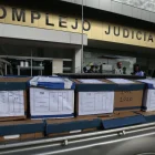 Cartones con documentación del caso Goleada que ingresaron a la audiencia en la que la Fiscalía reformuló cargos por presunto lavado de activos.