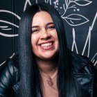 Nacida en Valledupar en 1998, Bernal estudiaba Psicología cuando descubrió en Wattpad un espacio donde podía compartir las historias que llevaba años construyendo en su cabeza.