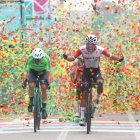El ciclista colombiano César Guavita (d) se coronó como campeón de la Vuelta Bnatrab en Guatemala, la que fue su primera competencia como parte del equipo Best PC Ecuador.