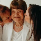 Las madres asumen el reto de criar a sus hijos a pesar de las dificultades.