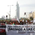 Estudiantes chilenos captados este 14 de mayo al protestar en contra de los recortes económicos ejecutados por el Gobierno de José António Kast, en Santiago de Chile.