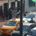 En el suroeste de Guayaquil se capturó al sujeto que manejaba este taxi en el que habrían llegado los sicarios que asesinaron a dos personas en Playas.