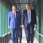 El presidente chino Xi Jinping junto al presidente estadounidense Donald Trump dando cierre a su encuentro en China.