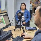 Ciudadano realiza el registro fotográfico en una agencia del Registro Civil para obtener la cédula en Ecuador