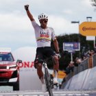 Jhonatan Narvaez pasando la meta como primero en la etapa 8.