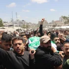 Varias personas recorrieron las calles de la Ciudad de Gaza con el cuerpo de Ezedin Al Hadad.