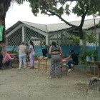 Padres de familia reparan y acondicionan las bancas escolares que usarán sus hijos durante el año lectivo.