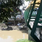 En las orillas del río Milagro hay diversidad de desechos, que muestran la falta de control.