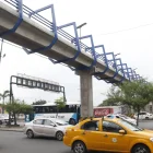 La avenida 25 de Julio, en el sur guayaquileño, recibe un alto flujo vehicular a diario. Desde los pasos peatonales es posible ver ese caos vial que suele formarse y que dificulta el paso a los peatones.
